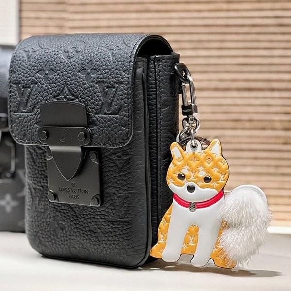 ヴィトン 犬 キーホルダー 偽物／LV シバ 柴犬 キーホルダー コピーチャーム M01199